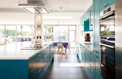 East Wittering House | Vibrant Seafront Home for 10 with Pool