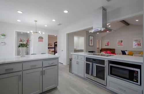 Richardson House | Vibrant Spacious Home w/Private Pool and Jacuzzi