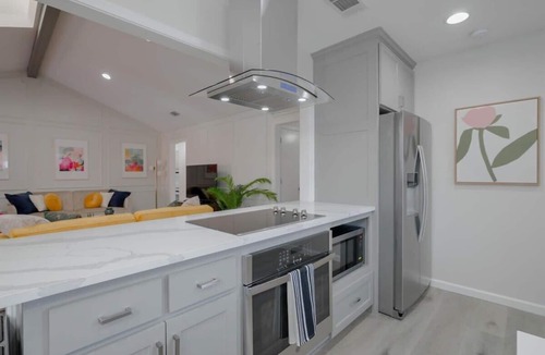 Richardson House | Vibrant Spacious Home w/Private Pool and Jacuzzi
