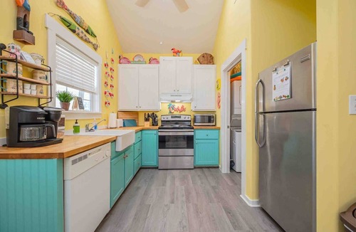 Rockport Cottage | Vibrant Spot! Kids Luv Queen Bunkbed, Pool, Dog OK