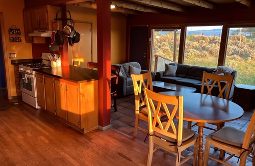 El Prado House | Vibrant Taos Home: Skiing, Climbing, Wi-Fi, WFH