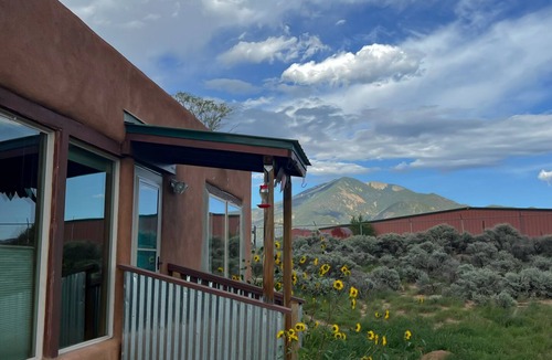 El Prado House | Vibrant Taos Home: Skiing, Climbing, Wi-Fi, WFH