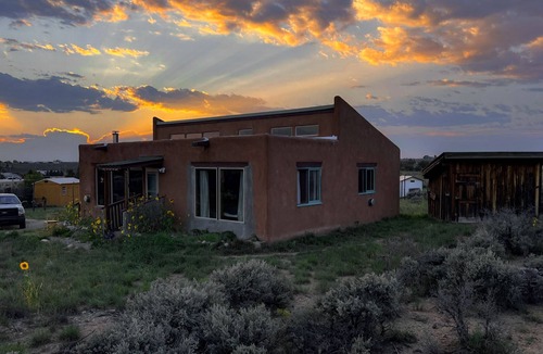 El Prado House | Vibrant Taos Home: Skiing, Climbing, Wi-Fi, WFH