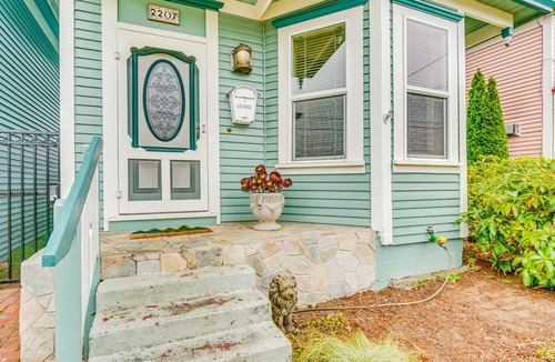 North Bend House | Vibrant Victorian with deck, fireplace, & washer/dryer - near shops/dining/water