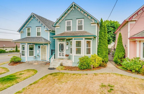 North Bend House | Vibrant Victorian with deck, fireplace, & washer/dryer - near shops/dining/water