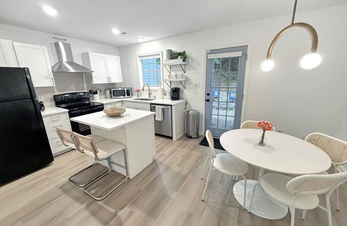 North Raleigh Villa | Vibrant Villa Green - 2 King Beds Pets Park Nearby