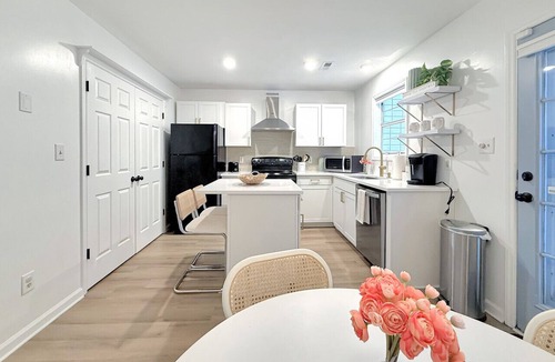 North Raleigh Villa | Vibrant Villa Green - 2 King Beds Pets Park Nearby