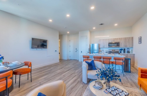 East Orange Apartment | Vibrant Visit near Airport! Free Parking, 2 Baths & Sleeps 8! ✨10% OFF 7 days✨