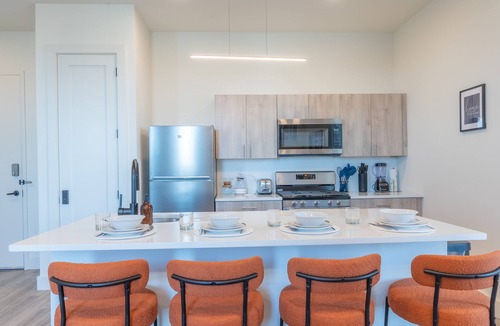 East Orange Apartment | Vibrant Visit near Airport! Free Parking, 2 Baths & Sleeps 8! ✨10% OFF 7 days✨