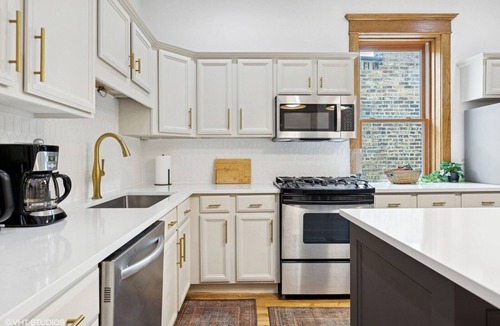Ravenswood Apartment | Vibrant, walkable Andersonville Gem-easy access to Wrigley, venues and Downtown