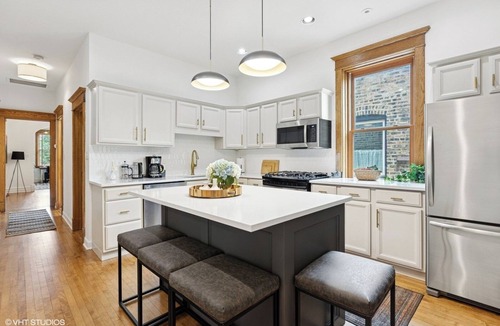 Ravenswood Apartment | Vibrant, walkable Andersonville Gem-easy access to Wrigley, venues and Downtown