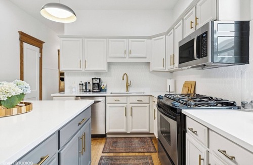 Ravenswood Apartment | Vibrant, walkable Andersonville Gem-easy access to Wrigley, venues and Downtown