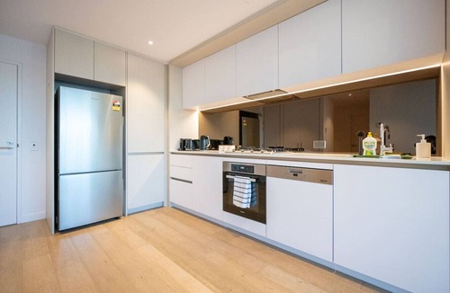 Docklands Apartment | Vibrant Waterfront Docklands Living