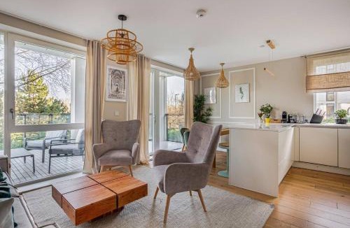 Uxbridge North Apartment | Vick's house with parking and EV chrgr