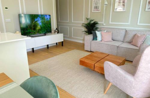 Uxbridge North Apartment | Vick's house with parking and EV chrgr