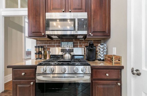 Benton Park House | Victor · Elegant 3 Story Historic Rmdl *Sleeps 18* - Pets