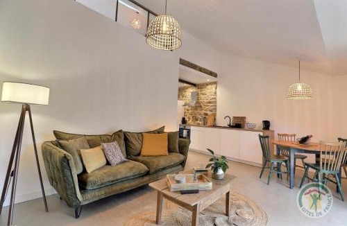 Saint-Georges-de-Chesne House | Victor