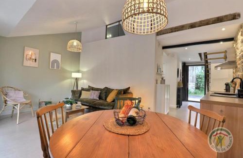 Saint-Georges-de-Chesne House | Victor