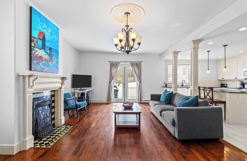 Waterford Valley House | Victorian 4BR 2.5BA 2Parking Near Parks & DT