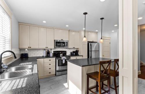 Waterford Valley House | Victorian 4BR 25BA 2Parking Near Parks & DT