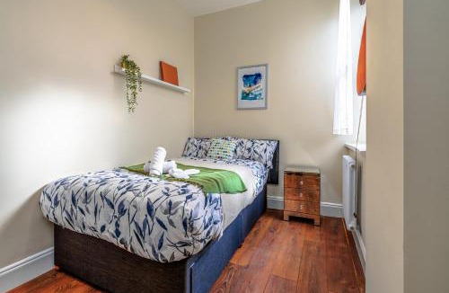 Westbury on Trym Apartment | Victorian apartment w/courtyard views