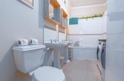 Westbury on Trym Apartment | Victorian apartment w/courtyard views