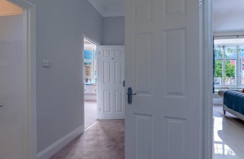 Westbury on Trym Apartment | Victorian apartment w/courtyard views