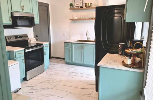 Elmira House | Victorian charm meets modern comfort Sleeps 10 w/AC FULLY STOCKED