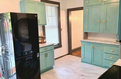 Elmira House | Victorian charm meets modern comfort Sleeps 10 w/AC FULLY STOCKED