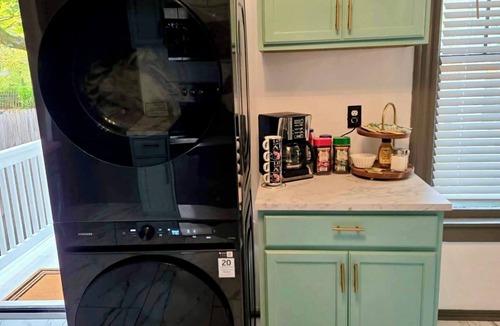 Elmira House | Victorian charm meets modern comfort Sleeps 10 w/AC FULLY STOCKED