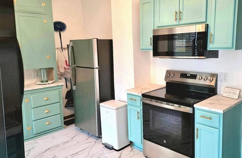 Elmira House | Victorian charm meets modern comfort Sleeps 10 w/AC FULLY STOCKED