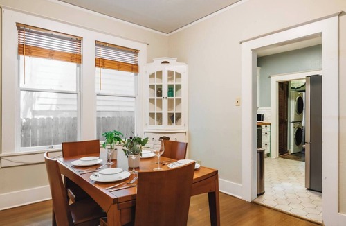 West Campus House | Victorian Family Getaway ❤️ Close to UT Austin Free Parking