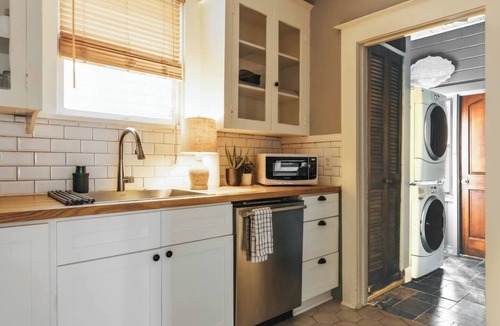 West Campus House | Victorian Family Getaway ❤️ Close to UT Austin Free Parking