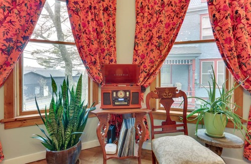 Lake Huntington Apartment | Victorian Lake Oasis