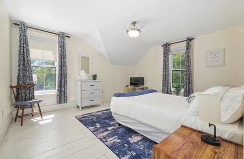 Cressy Cottage | Victorian on the Lake - Private Waterfront & Dock