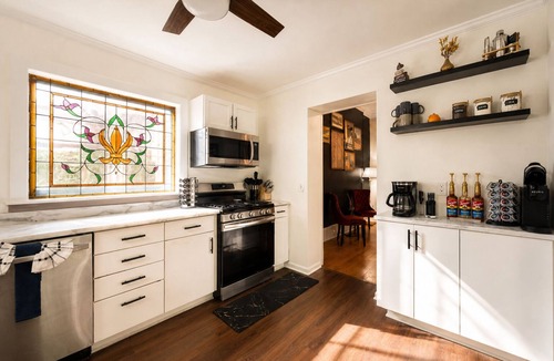 Old Louisville House | Victorian Prime Spot 6 Beds Mins 2 UL/Downtown Fire Pit Speakeasy Luxe Amenities