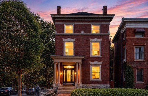 Old Louisville House | Victorian Prime Spot 6 Beds Mins 2 UL/Downtown Fire Pit Speakeasy Luxe Amenities