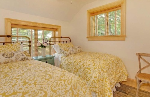 East Marion House | Victorian Seasons English Country Cottage Near Beaches, Golf, Tennis & Vineyards