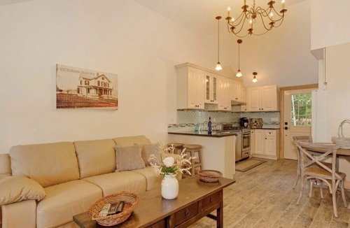 East Marion House | Victorian Seasons English Country Cottage Near Beaches, Golf, Tennis & Vineyards