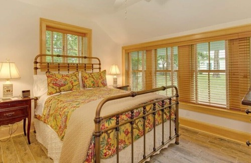 East Marion House | Victorian Seasons English Country Cottage Near Beaches, Golf, Tennis & Vineyards