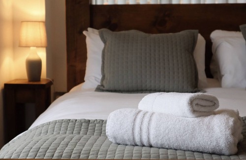 Bedale House | Victorian Studio - Yorkshire Dales Retreat with Parking