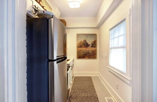 Thomas Square Apartment | Victory Drive Retreat Multi-Unit Group Stay