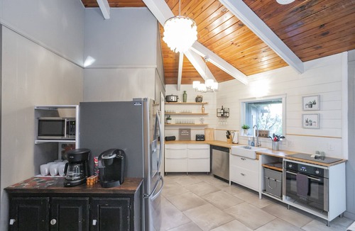 Smyrna House | Victory View Retreat Modern Group Stay