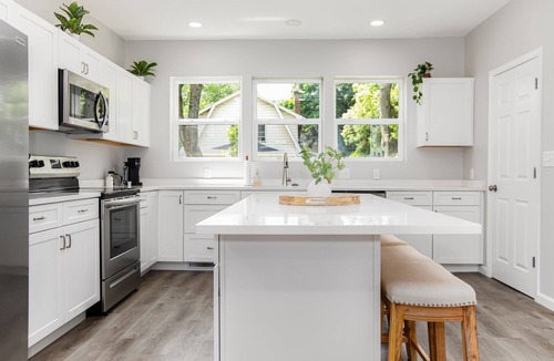 Near Northwest House | Victory Villa - 5 BR Home 5 Min From Campus<>ND Living