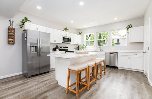 Near Northwest House | Victory Villa - 5 BR Home 5 Min From Campus<>ND Living