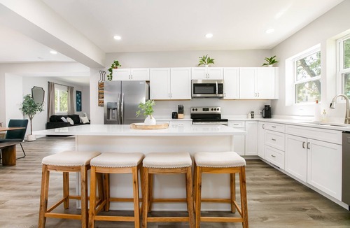 Near Northwest House | Victory Villa - 5 BR Home 5 Min From Campus<>ND Living