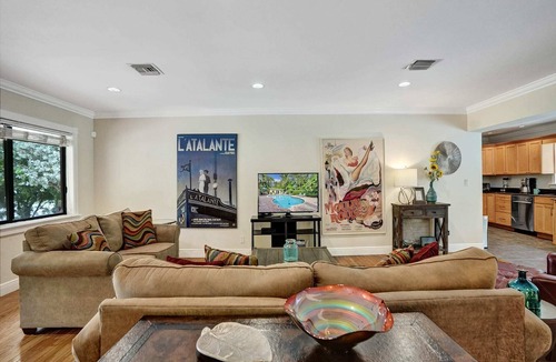 Wilton Manors Villa | Vidal Manor Summary: