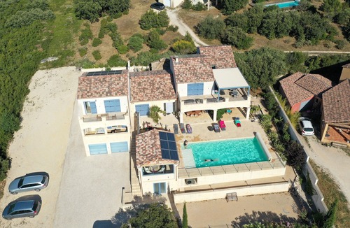 Saint-Hippolyte-de-Montaigu Cottage | View on the castle of Uzes and the Cevennes.