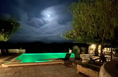 Barxeta House | Vies and cool summer breeze over the plot and pool.