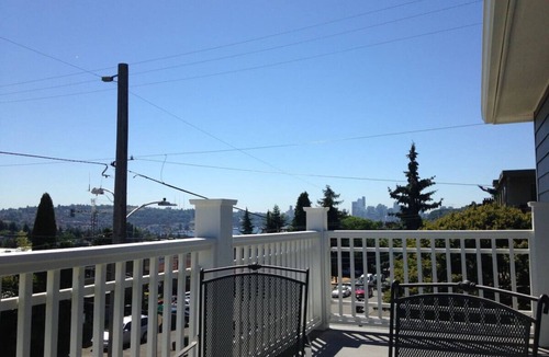 Fremont Apartment | View-2 bed, private deck, pets friendly